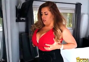 Thirsty hottie is ready to get fucked real hard